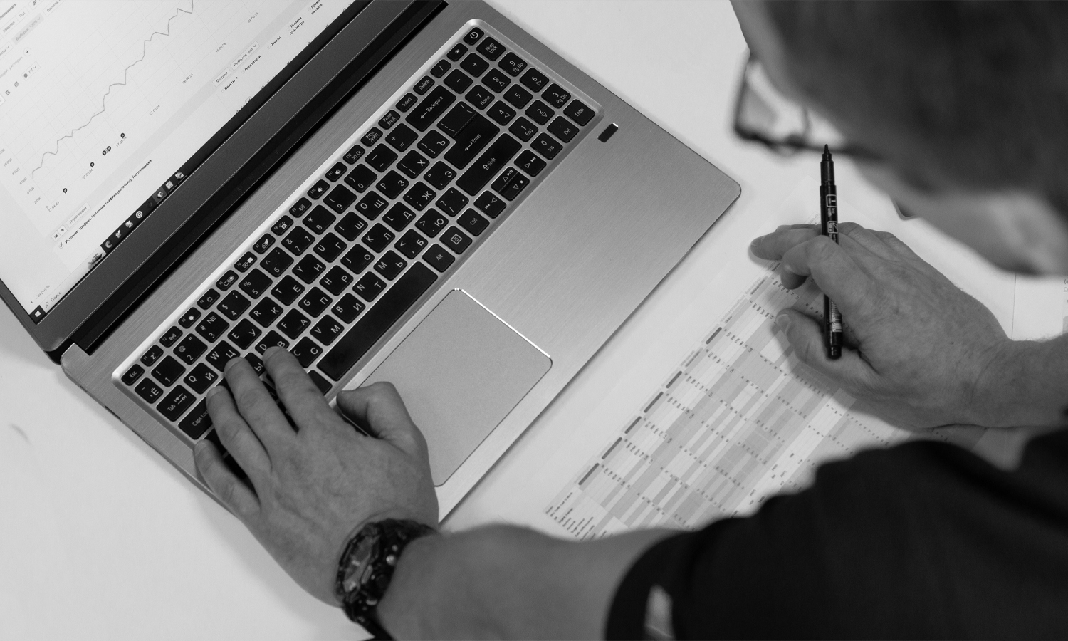 SEO специалист за работой над SEO аудитом 